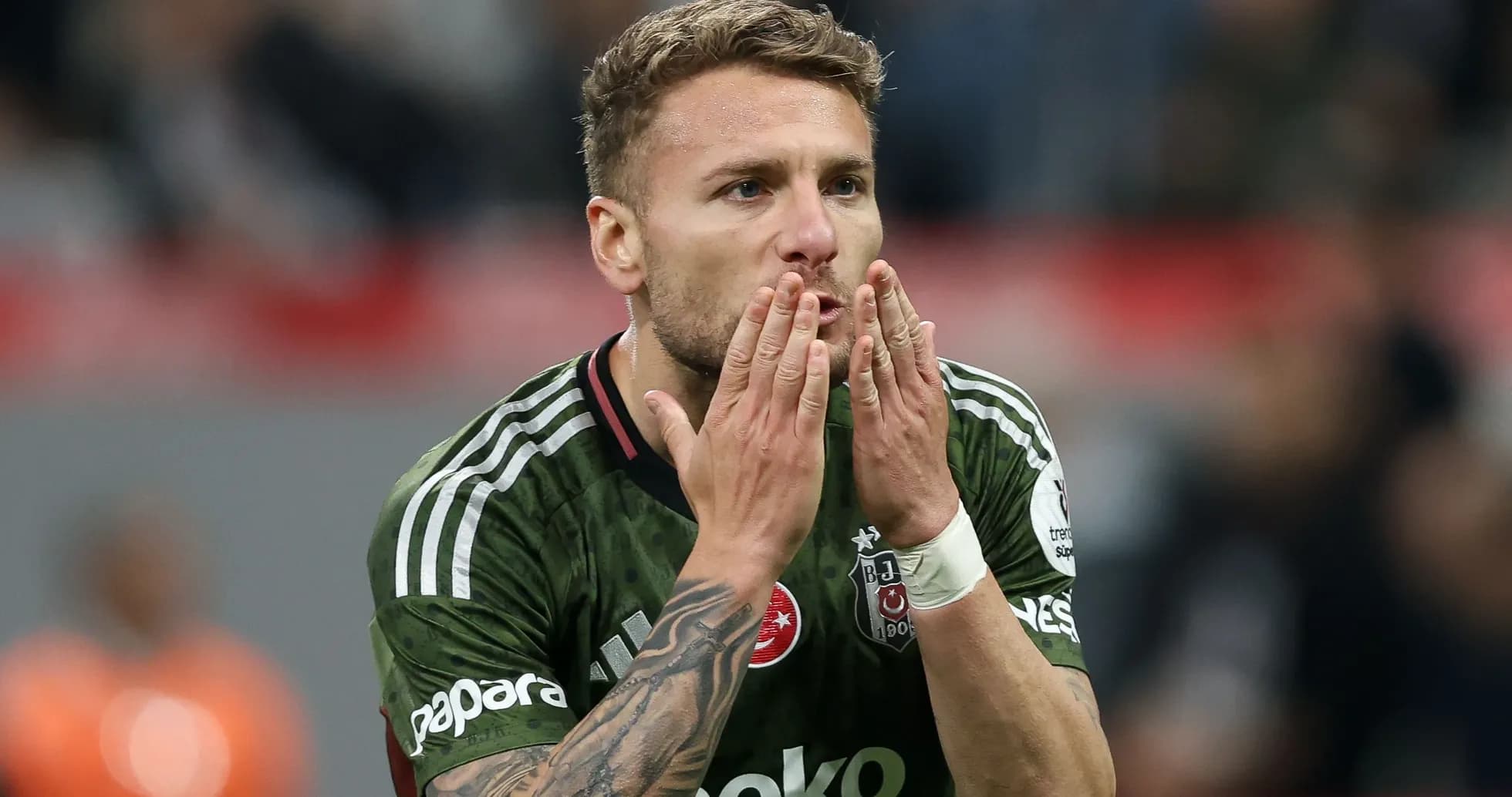 Jugador de Besiktas besando sus manos en el campo Jugador de Besiktas besando sus manos en el campo