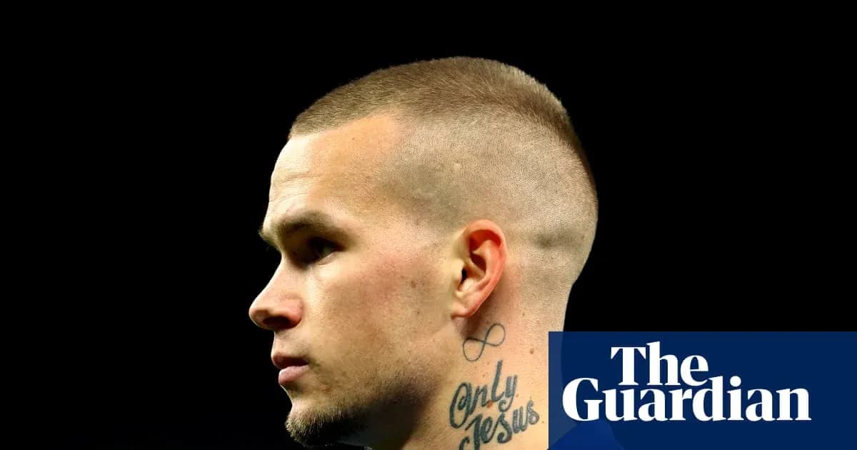 Jugador con tatuajes y corte de pelo corto Jugador con tatuajes y corte de pelo corto
