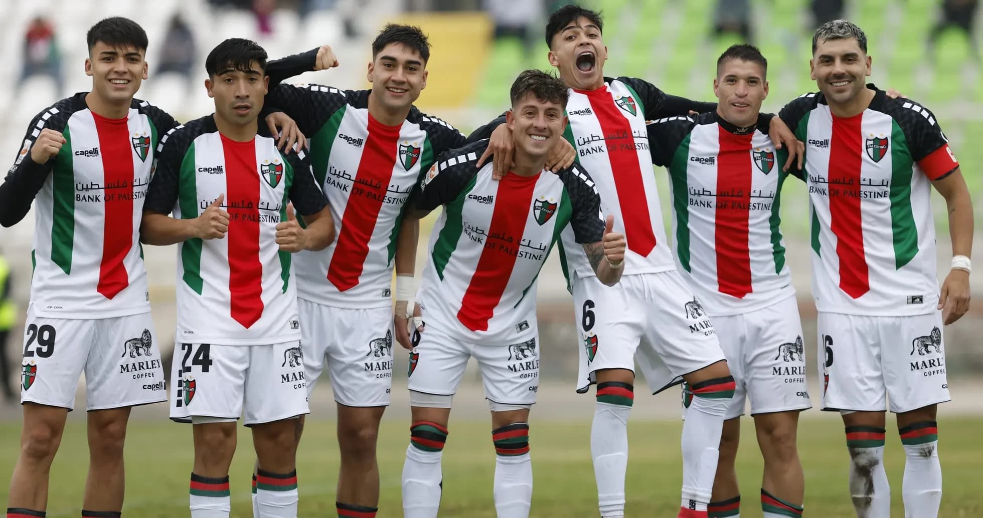Jugadores de Palestino celebrando en el campo Jugadores de Palestino celebrando en el campo