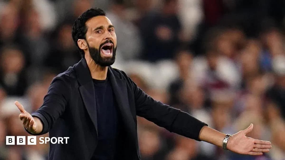 Entrenador gesticulando durante un partido de fútbol Entrenador gesticulando durante un partido de fútbol