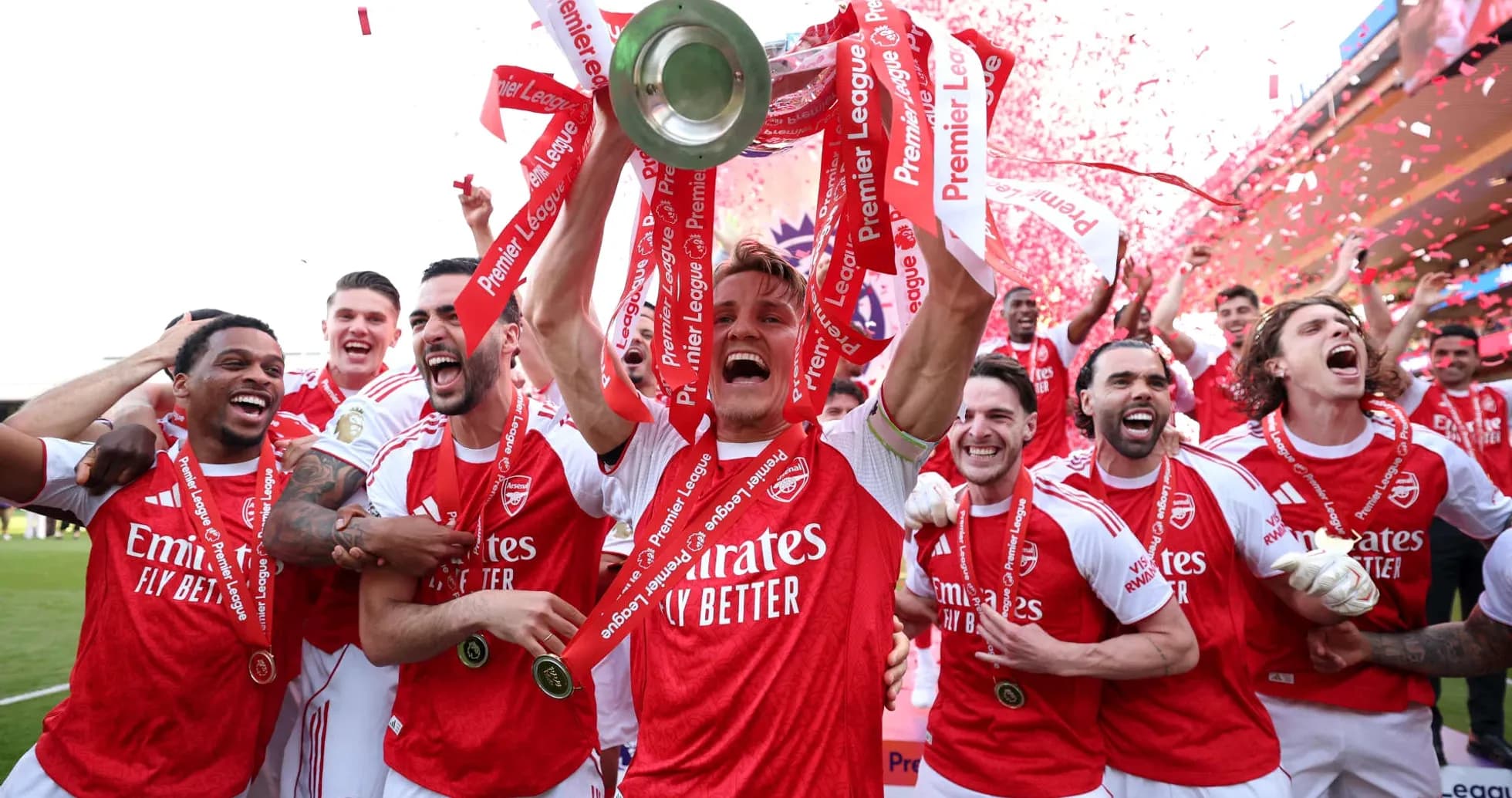 Jugadores del Arsenal celebrando con el trofeo de la Premier League Jugadores del Arsenal celebrando con el trofeo de la Premier League