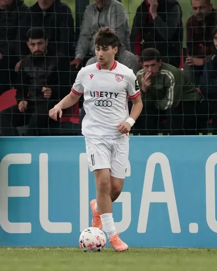Jugador con balón en el campo durante un partido Jugador con balón en el campo durante un partido
