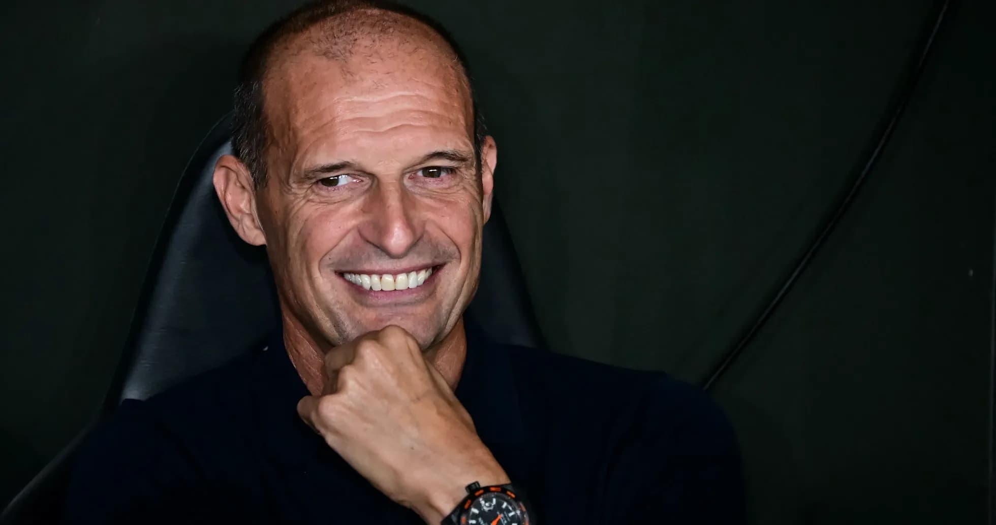 Entrenador sonriente en una conferencia de prensa Entrenador sonriente en una conferencia de prensa