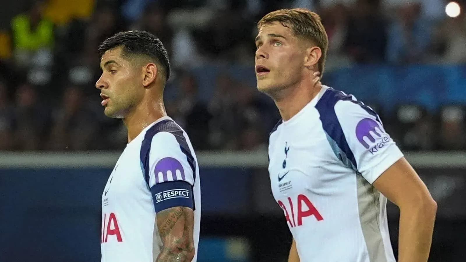 Dos jugadores de Tottenham en el campo durante el partido Dos jugadores de Tottenham en el campo durante el partido
