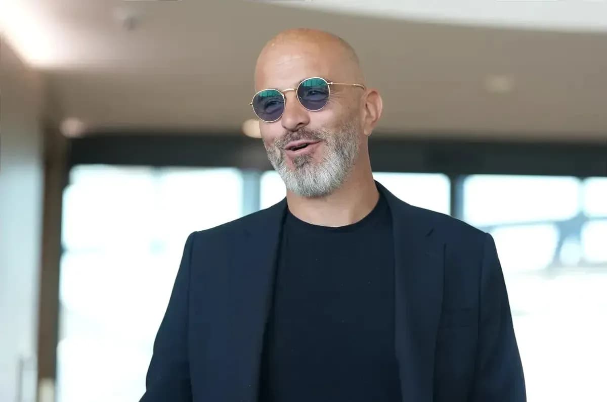 Hombre con barba y gafas de sol sonriendo Hombre con barba y gafas de sol sonriendo