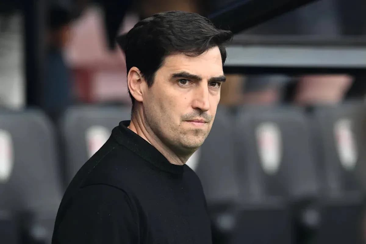 Entrenador observando desde el banquillo durante partido Entrenador observando desde el banquillo durante partido