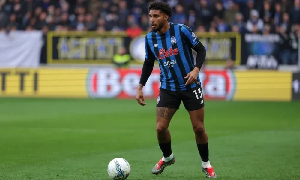 Jugador de Atalanta con balón en el campo Jugador de Atalanta con balón en el campo