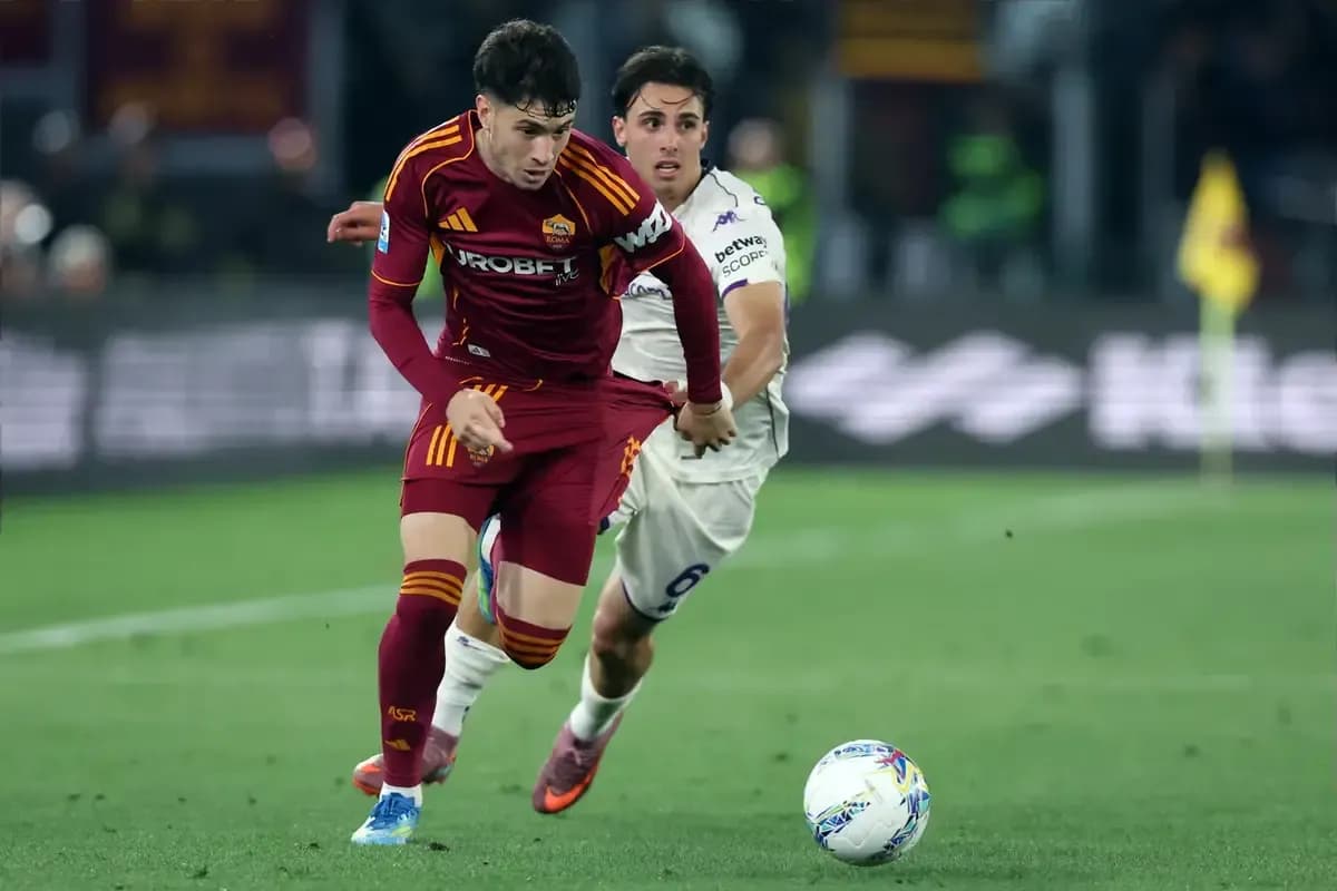 Jugador de Roma corriendo mientras es perseguido Jugador de Roma corriendo mientras es perseguido