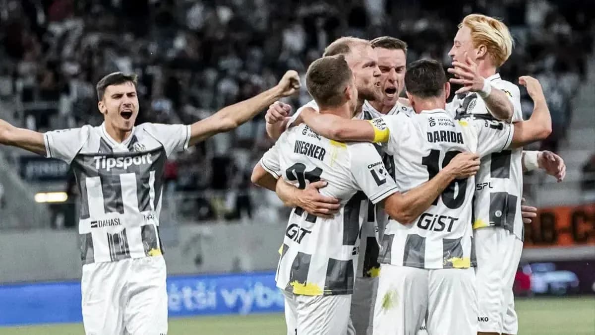 Jugadores celebrando un gol del Hradec Králové Jugadores celebrando un gol del Hradec Králové