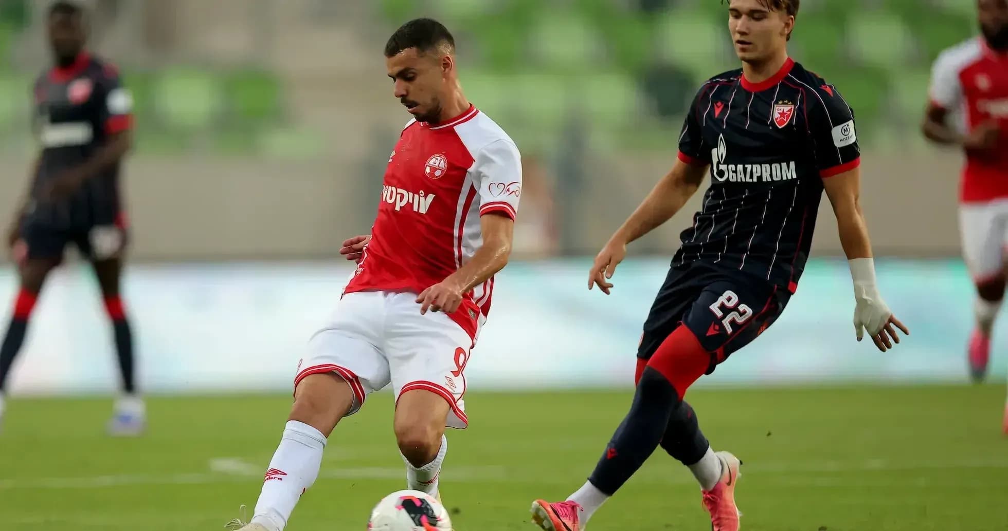 Jugadores de FK Crvena Zvezda en acción Jugadores de FK Crvena Zvezda en acción