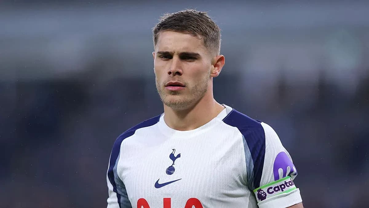 Jugador de Tottenham con camiseta blanca y brazalete de capitán Jugador de Tottenham con camiseta blanca y brazalete de capitán