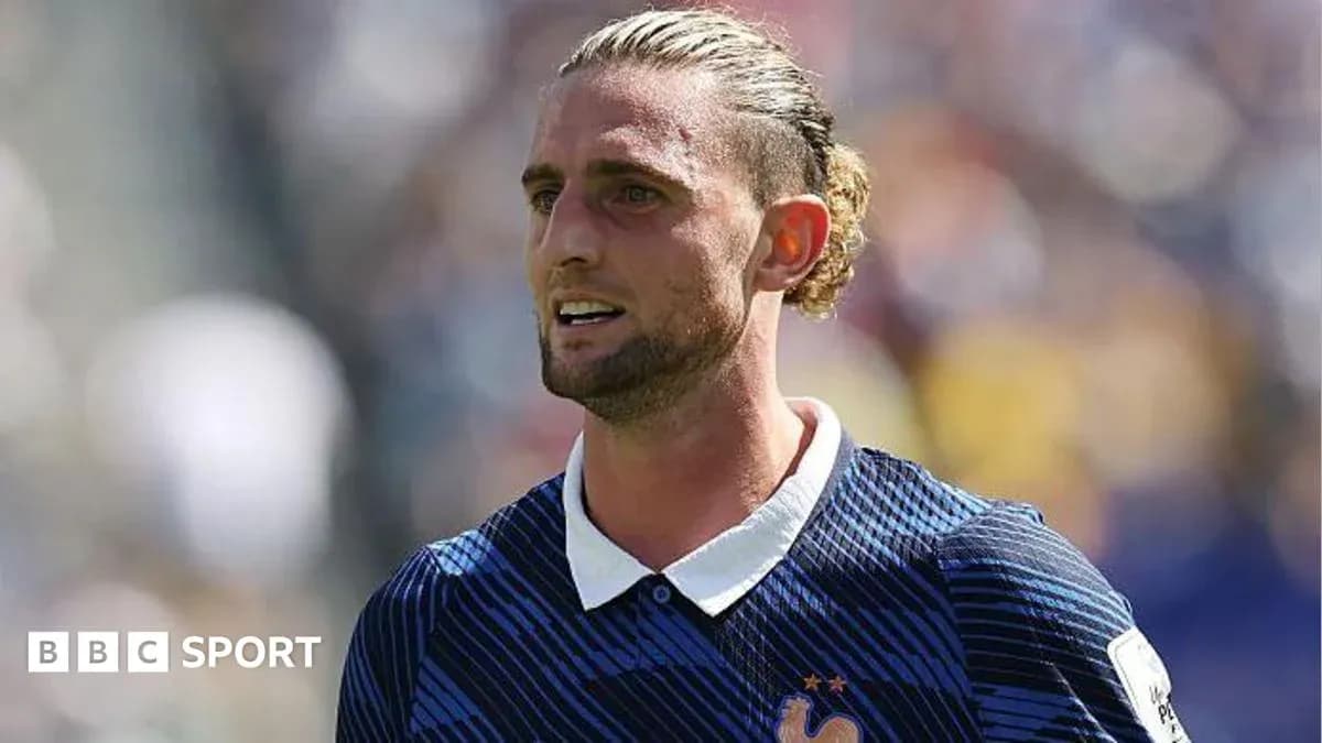 Jugador de Francia en el campo durante un partido Jugador de Francia en el campo durante un partido