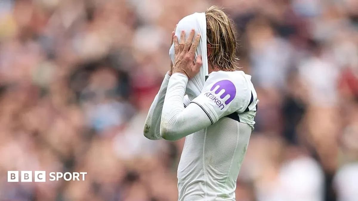 Jugador cubriendo su cara con la camiseta durante partido Jugador cubriendo su cara con la camiseta durante partido