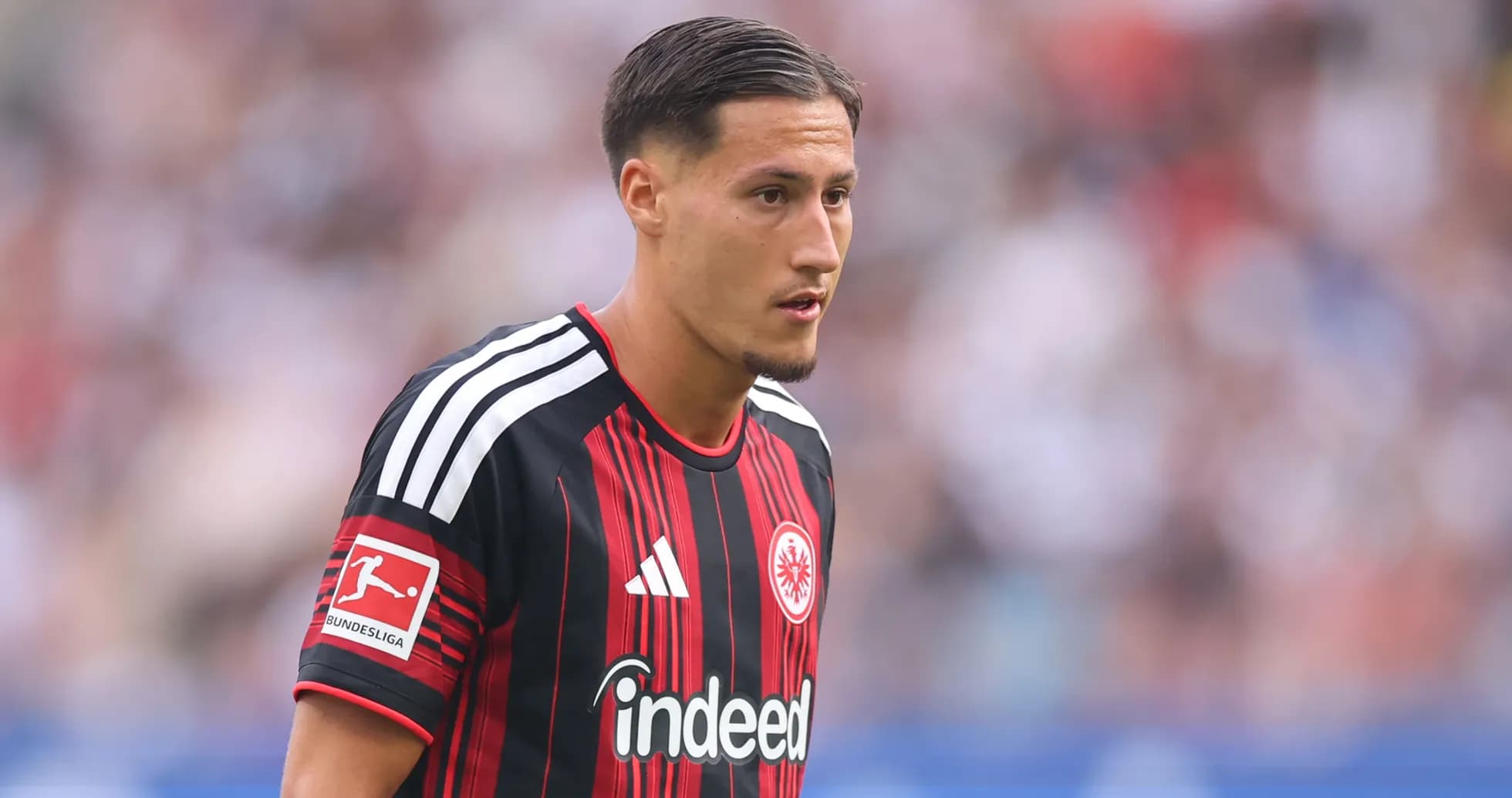 Jugador de Eintracht Frankfurt en acción durante el partido Jugador de Eintracht Frankfurt en acción durante el partido