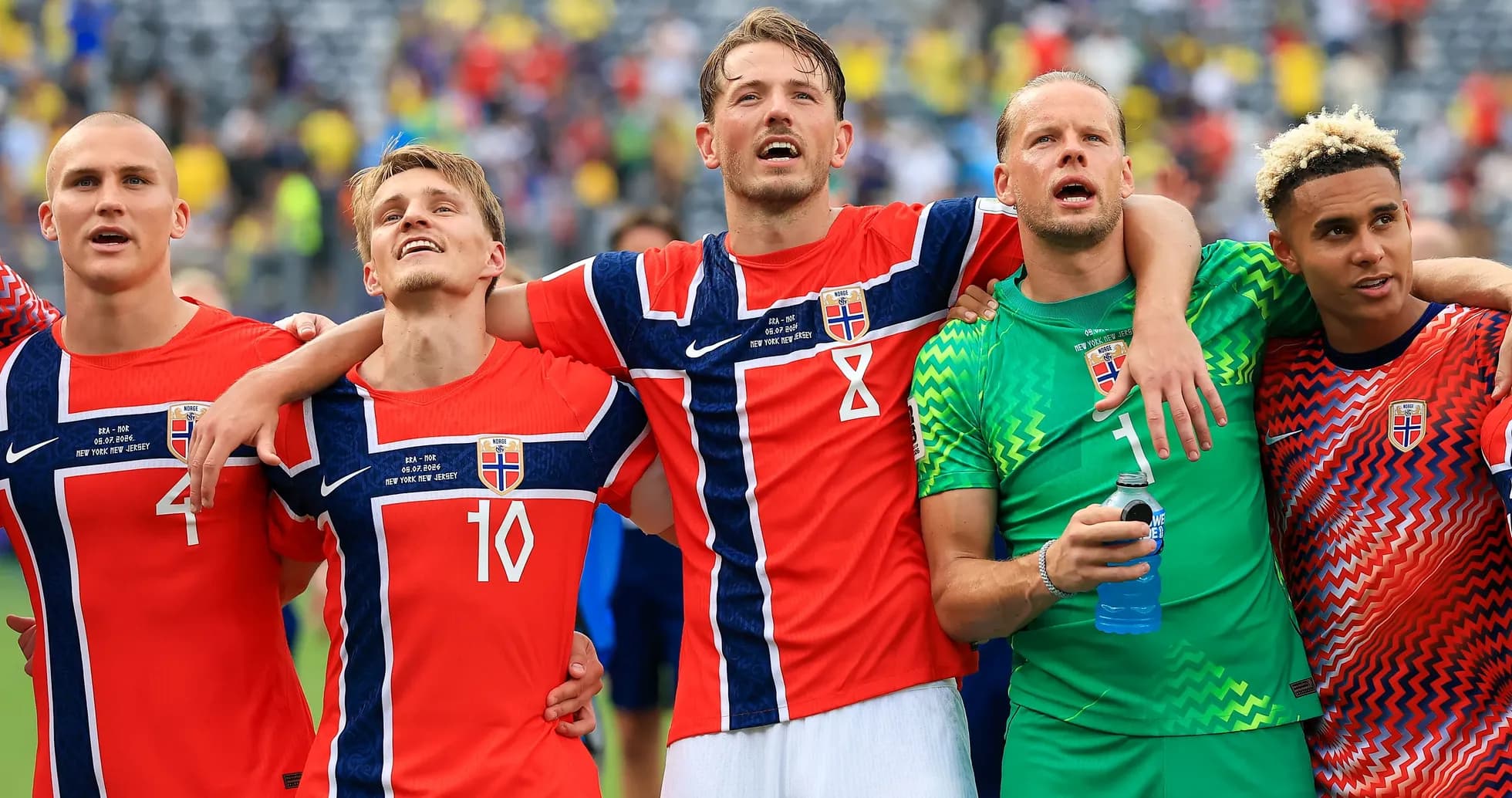 Jugadores de Noruega abrazados tras el partido Jugadores de Noruega abrazados tras el partido