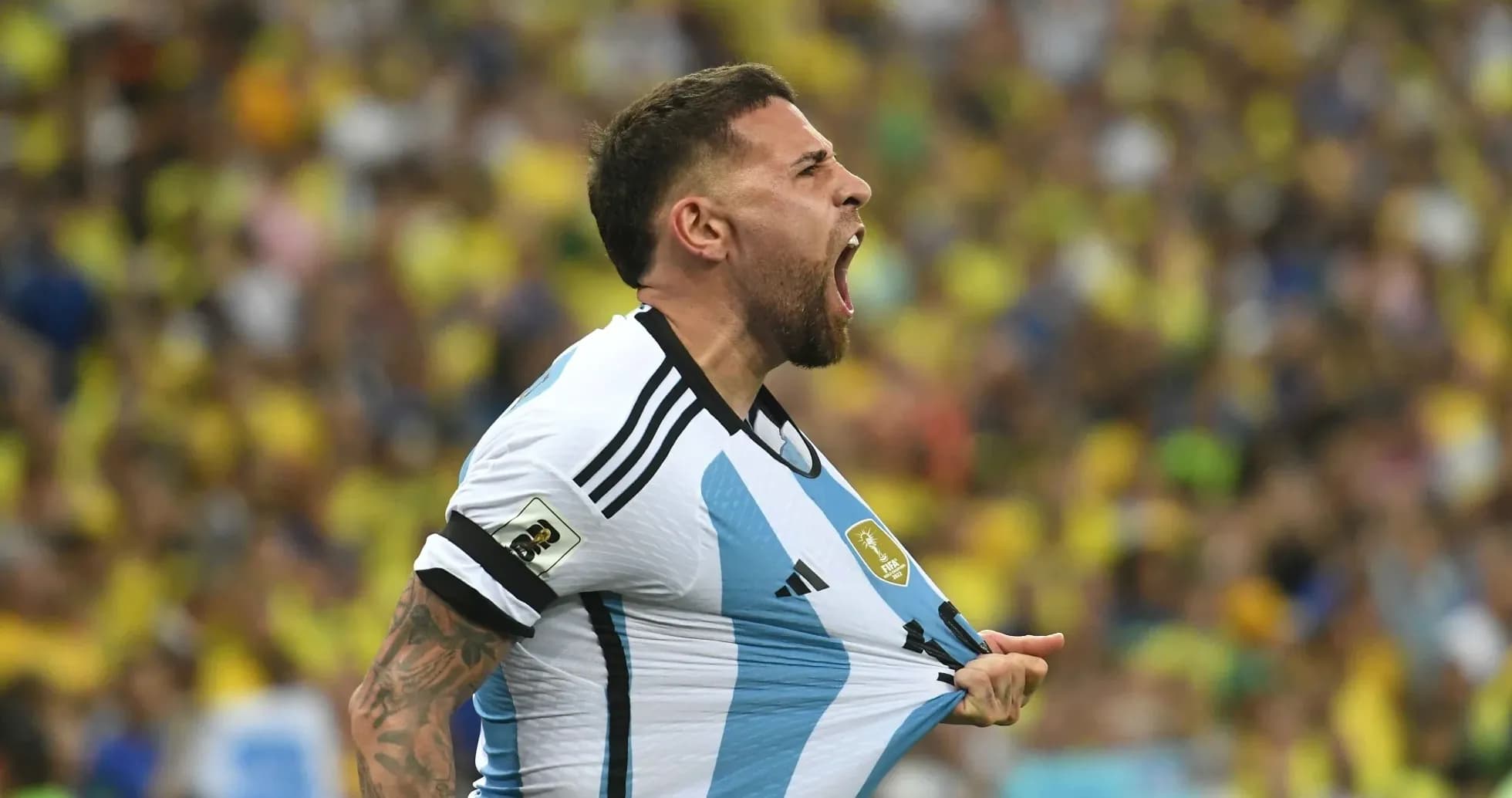 Jugador argentino celebrando en el campo de juego Jugador argentino celebrando en el campo de juego