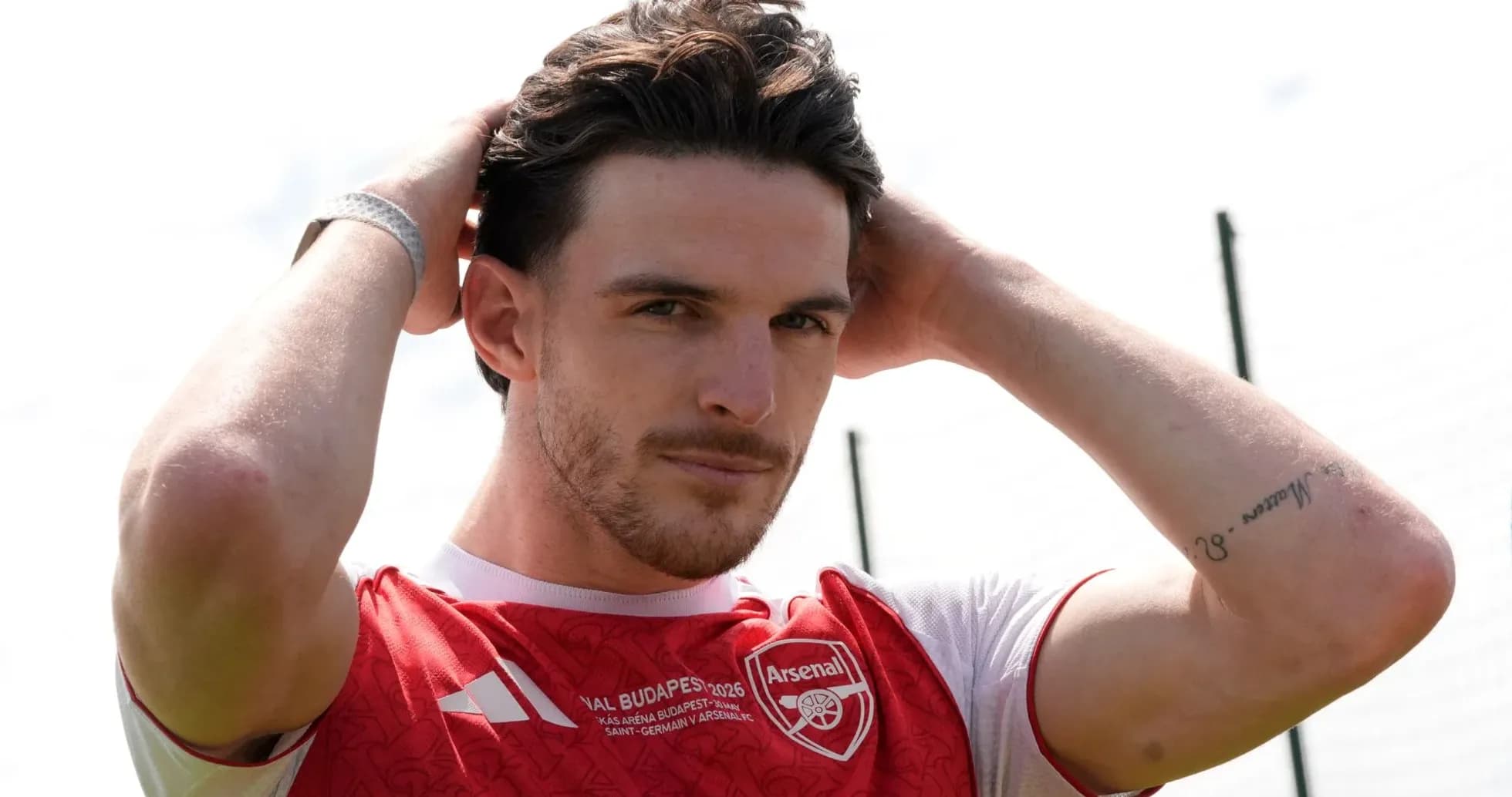 Jugador de Arsenal ajustando su peinado durante entrenamiento Jugador de Arsenal ajustando su peinado durante entrenamiento