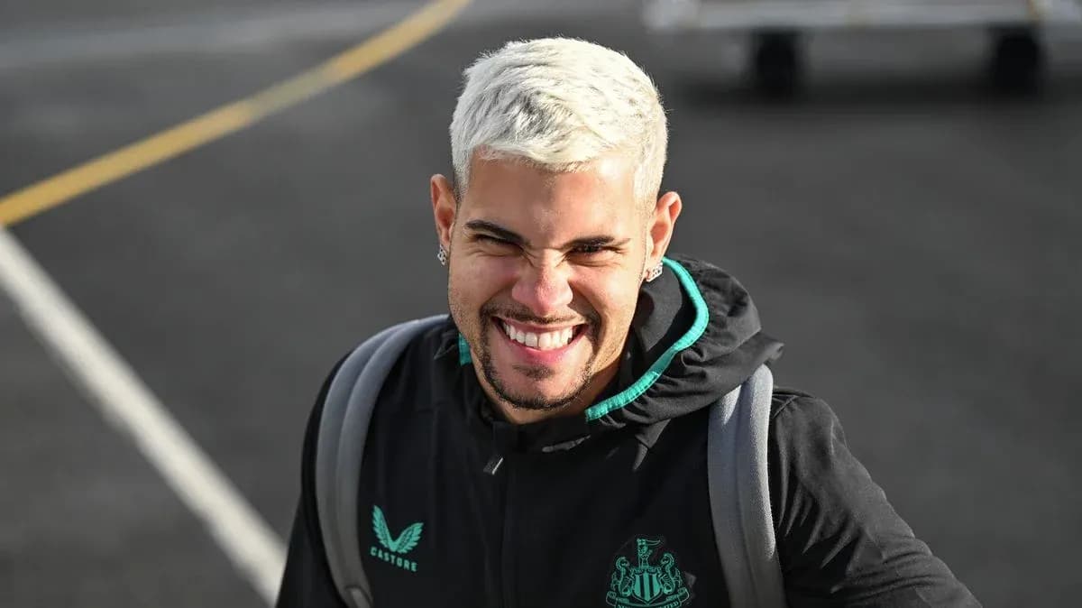 Jugador sonriendo con chaqueta de Newcastle United Jugador sonriendo con chaqueta de Newcastle United