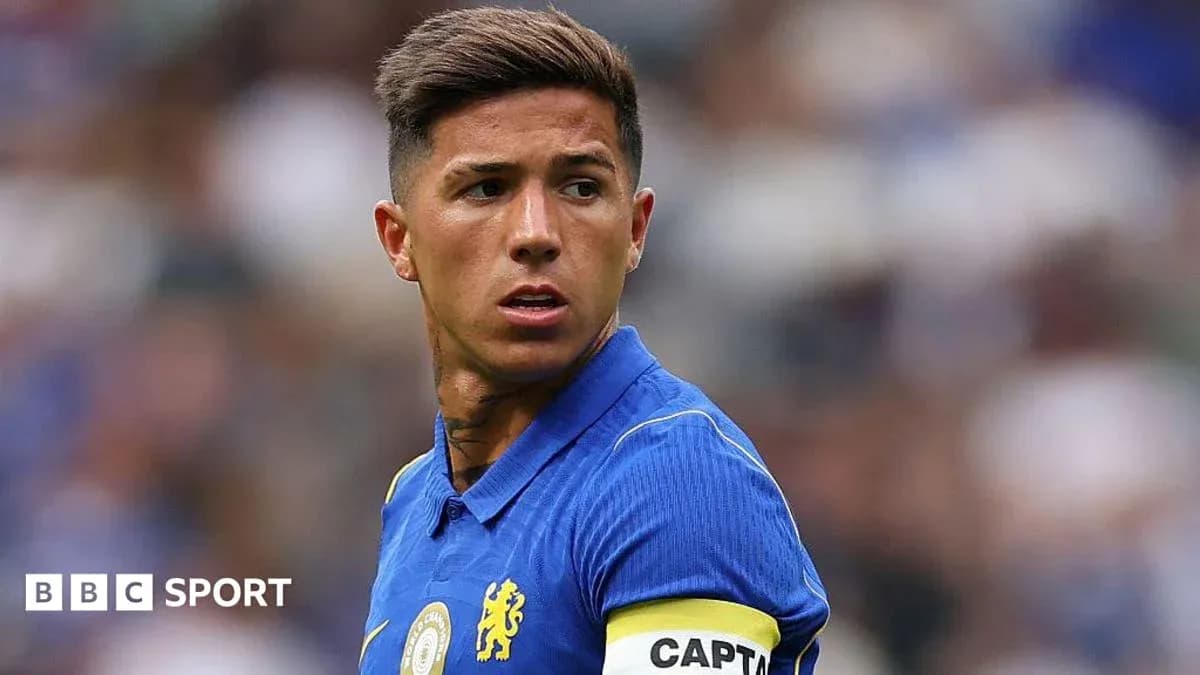 Jugador con camiseta azul y cinta de capitán Jugador con camiseta azul y cinta de capitán