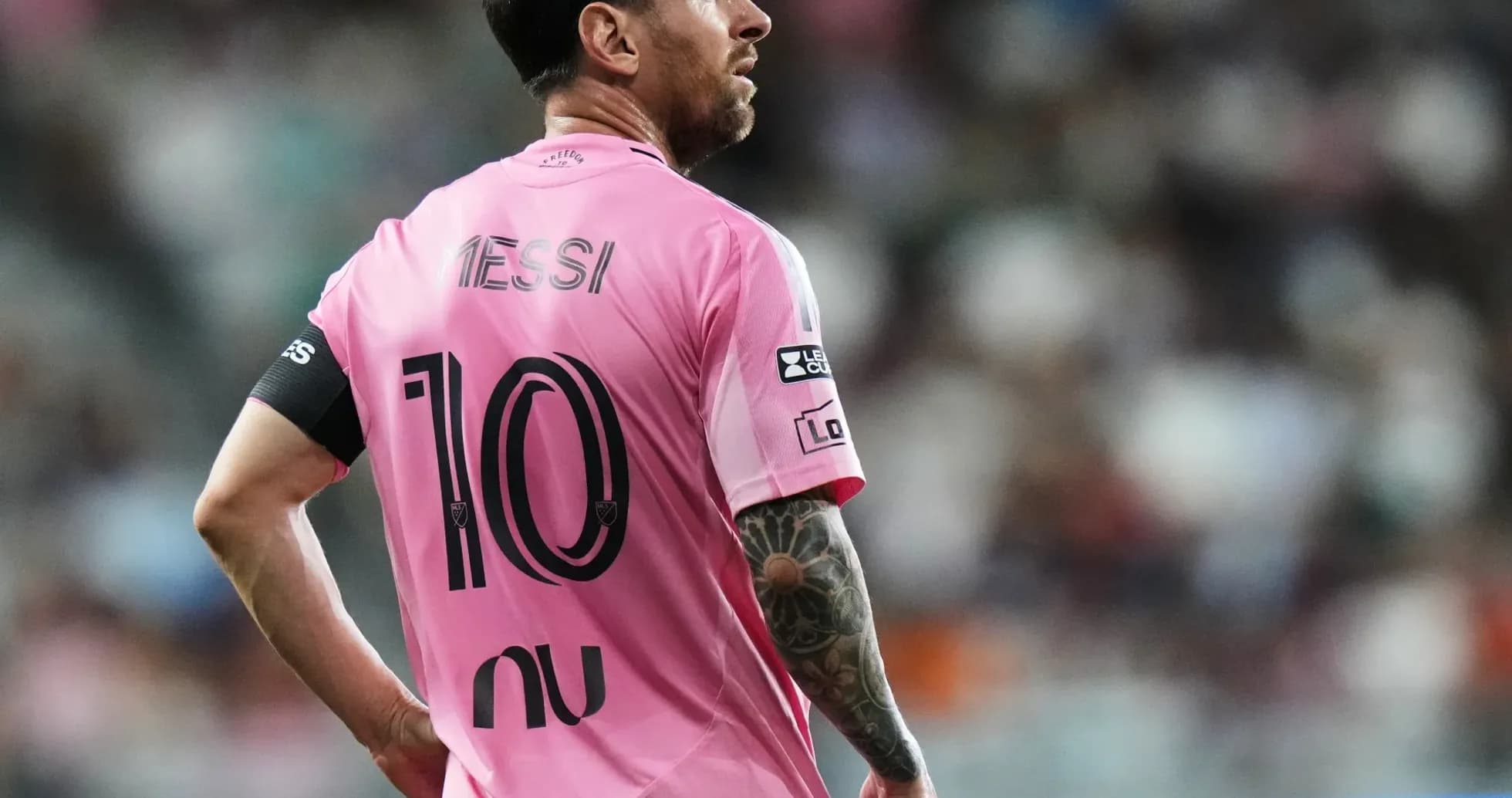 Lionel Messi con camiseta rosa en el campo Lionel Messi con camiseta rosa en el campo