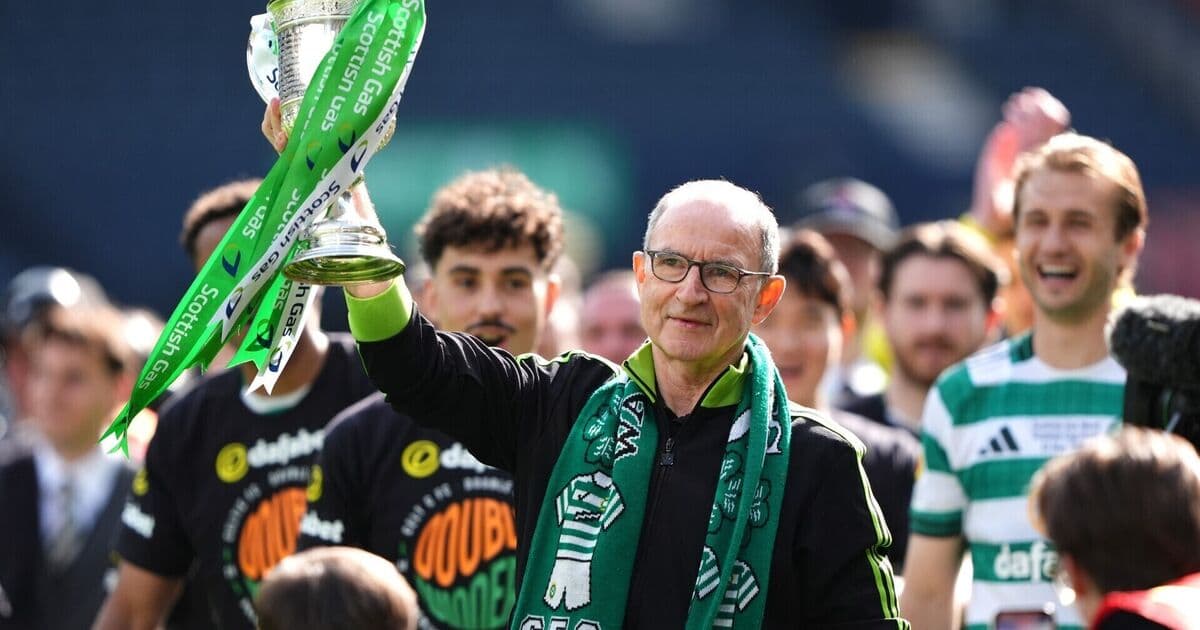 Entrenador levantando trofeo con bufanda en celebración Entrenador levantando trofeo con bufanda en celebración