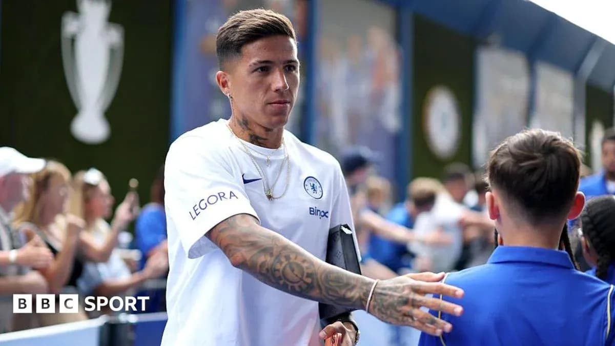 Jugador de Chelsea saludando a un aficionado Jugador de Chelsea saludando a un aficionado