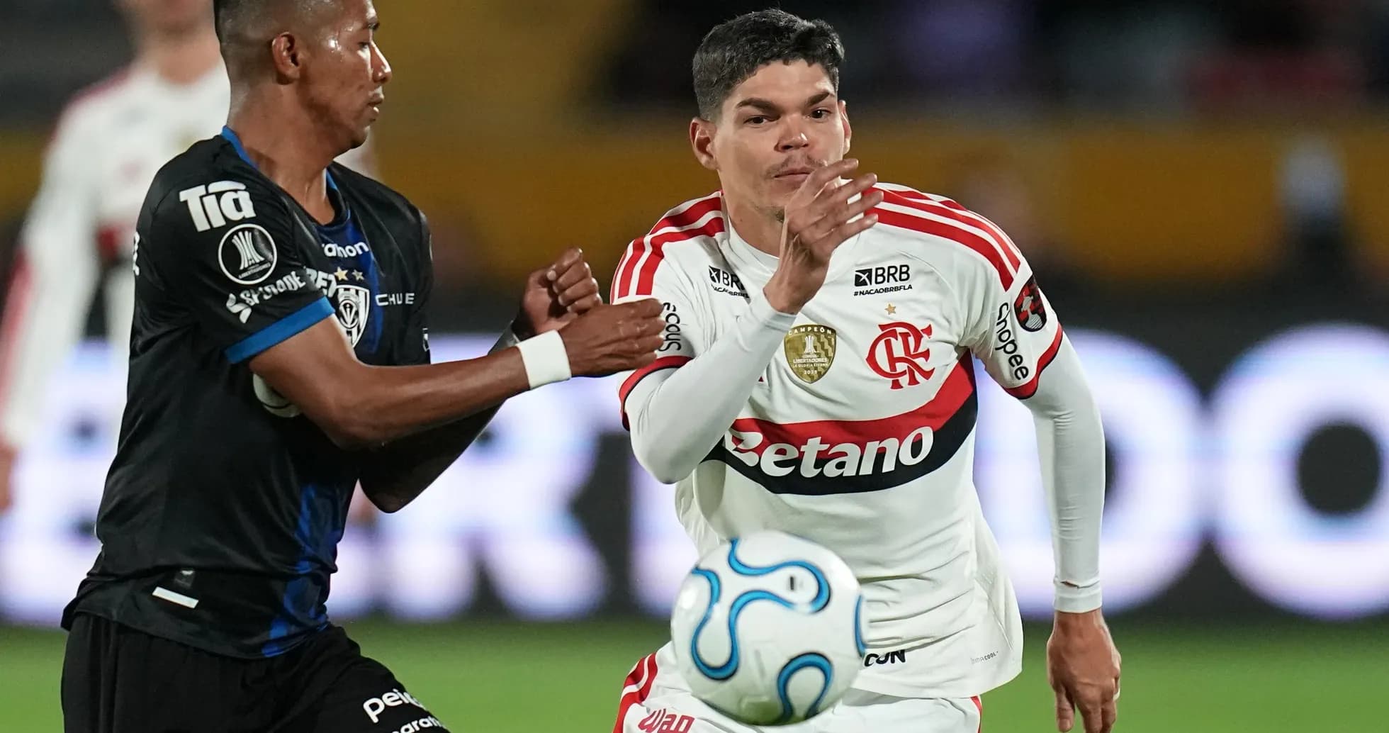 Jugadores de Independiente del Valle y Flamengo en acción Jugadores de Independiente del Valle y Flamengo en acción