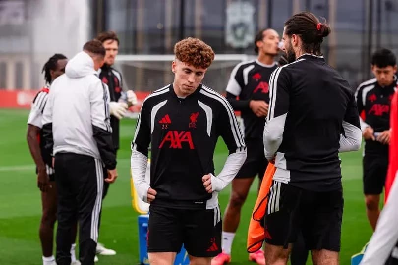Jugadores de Liverpool en sesión de entrenamiento Jugadores de Liverpool en sesión de entrenamiento