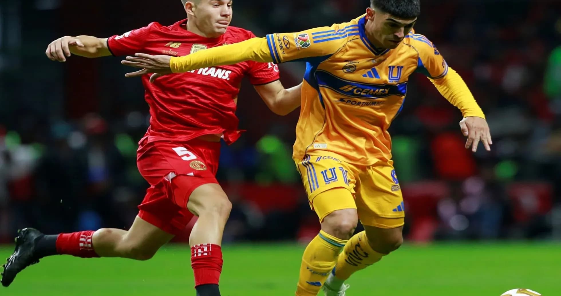 Jugador de Toluca persigue a jugador de Tigres UANL Jugador de Toluca persigue a jugador de Tigres UANL