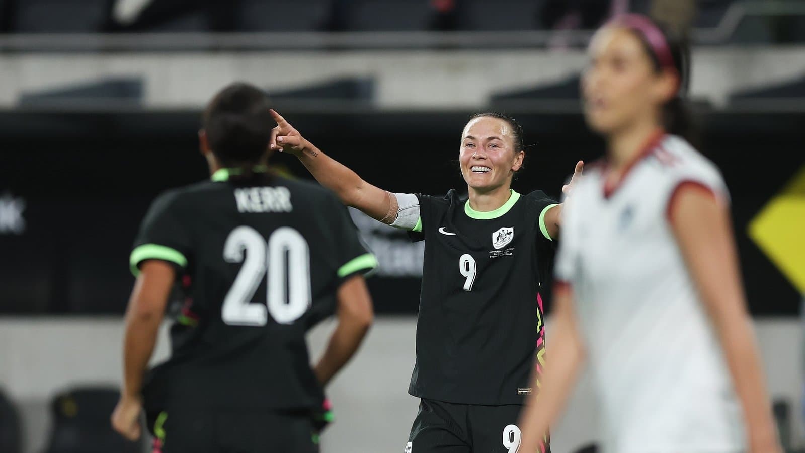 Jugadora celebrando un gol con compañeras de equipo Jugadora celebrando un gol con compañeras de equipo