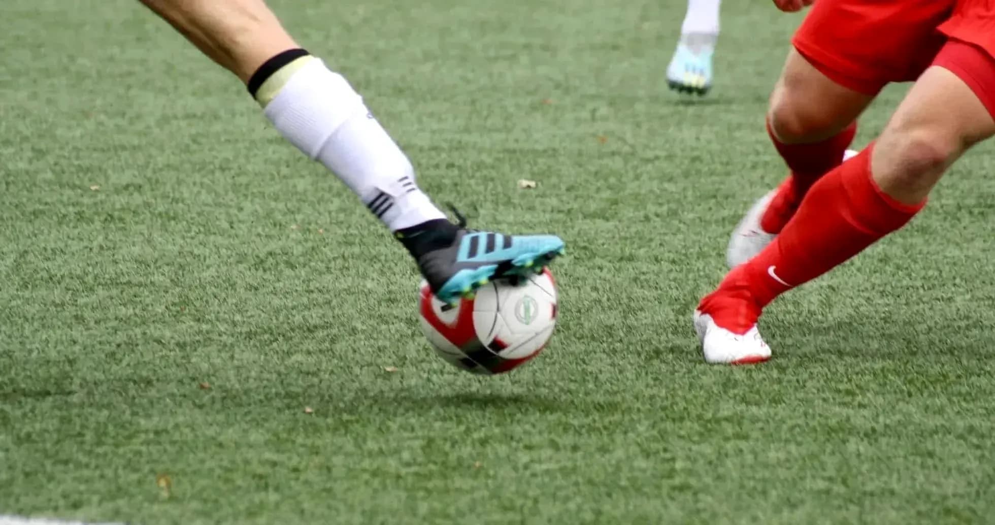 Dos jugadoras compiten por el balón en el fútbol Dos jugadoras compiten por el balón en el fútbol