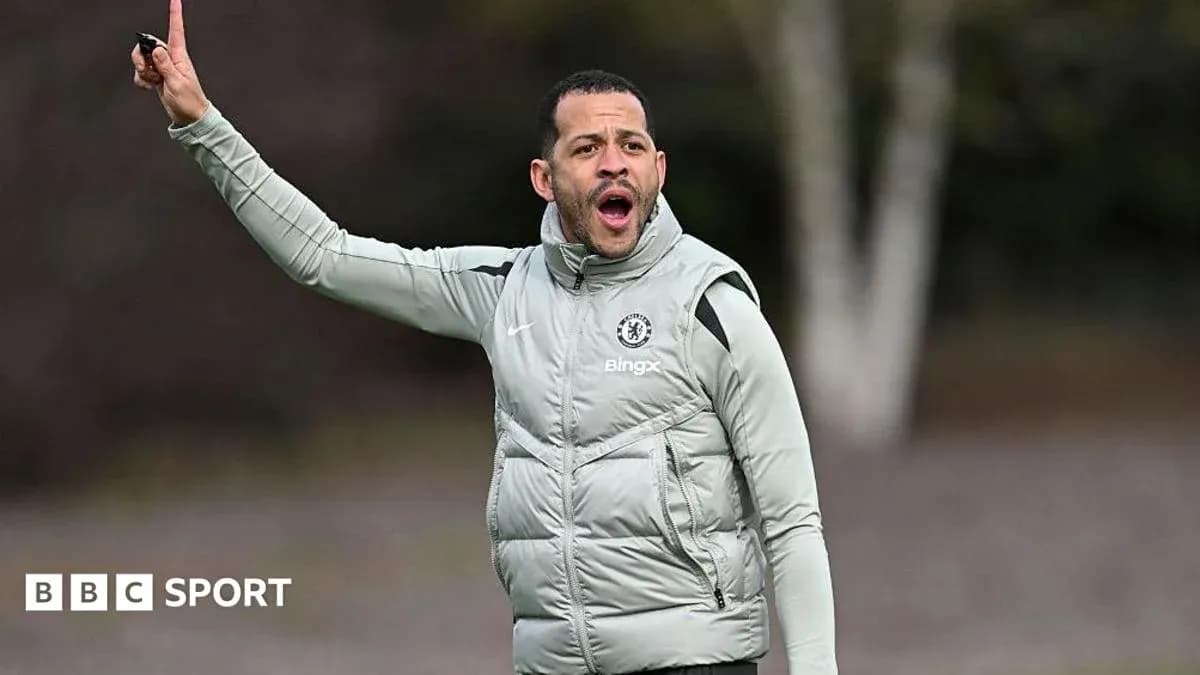 Entrenador dirigiendo a su equipo en entrenamiento Entrenador dirigiendo a su equipo en entrenamiento