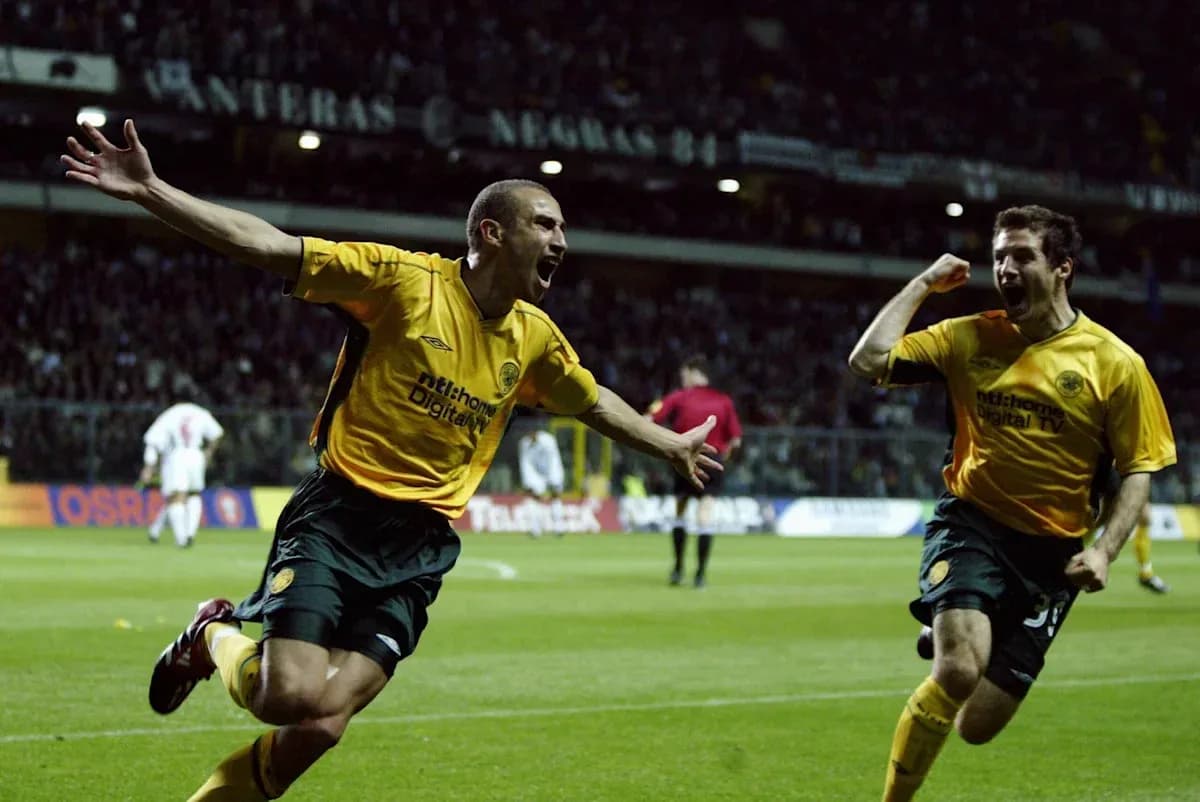 Jugadores celebrando un gol en el estadio Jugadores celebrando un gol en el estadio