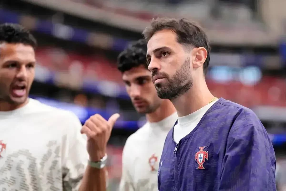 Tres jugadores de Portugal conversando antes del partido Tres jugadores de Portugal conversando antes del partido