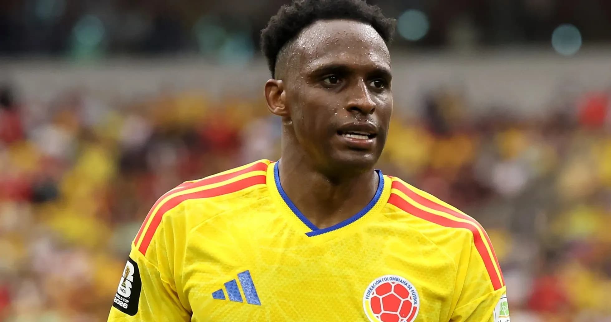 Jugador de Colombia en camiseta amarilla durante partido Jugador de Colombia en camiseta amarilla durante partido