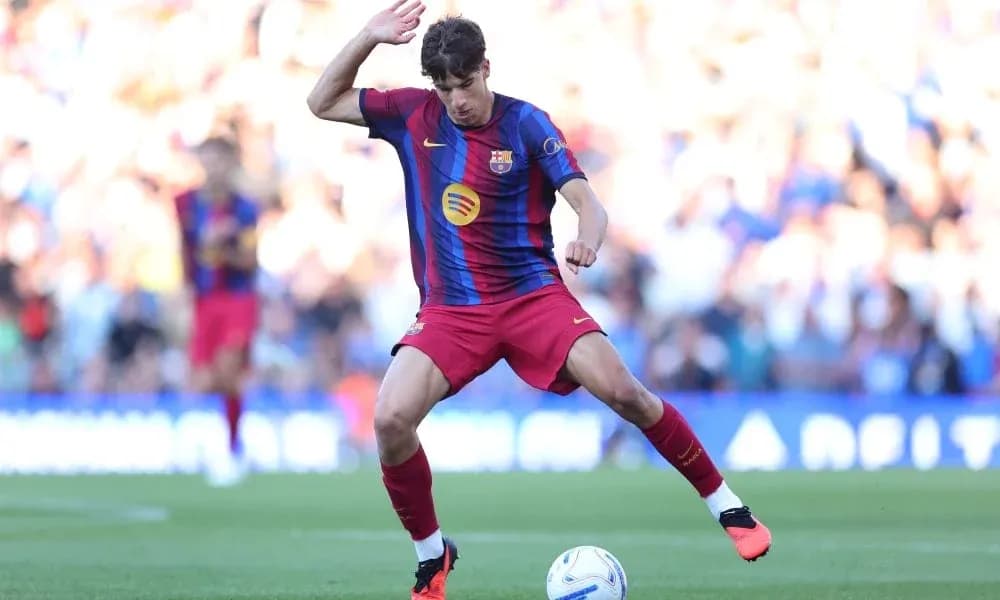 Jugador de Barcelona controlando el balón en el campo Jugador de Barcelona controlando el balón en el campo
