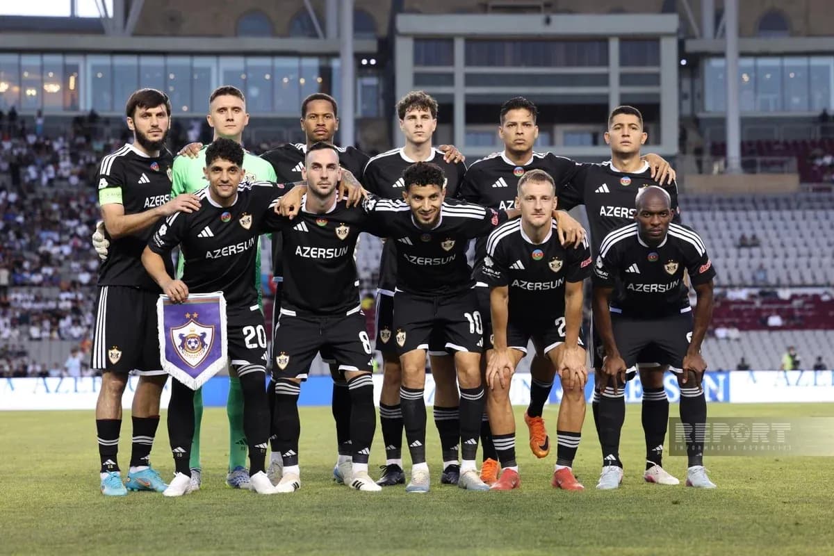 Equipo de Qarabag posando antes del partido Equipo de Qarabag posando antes del partido