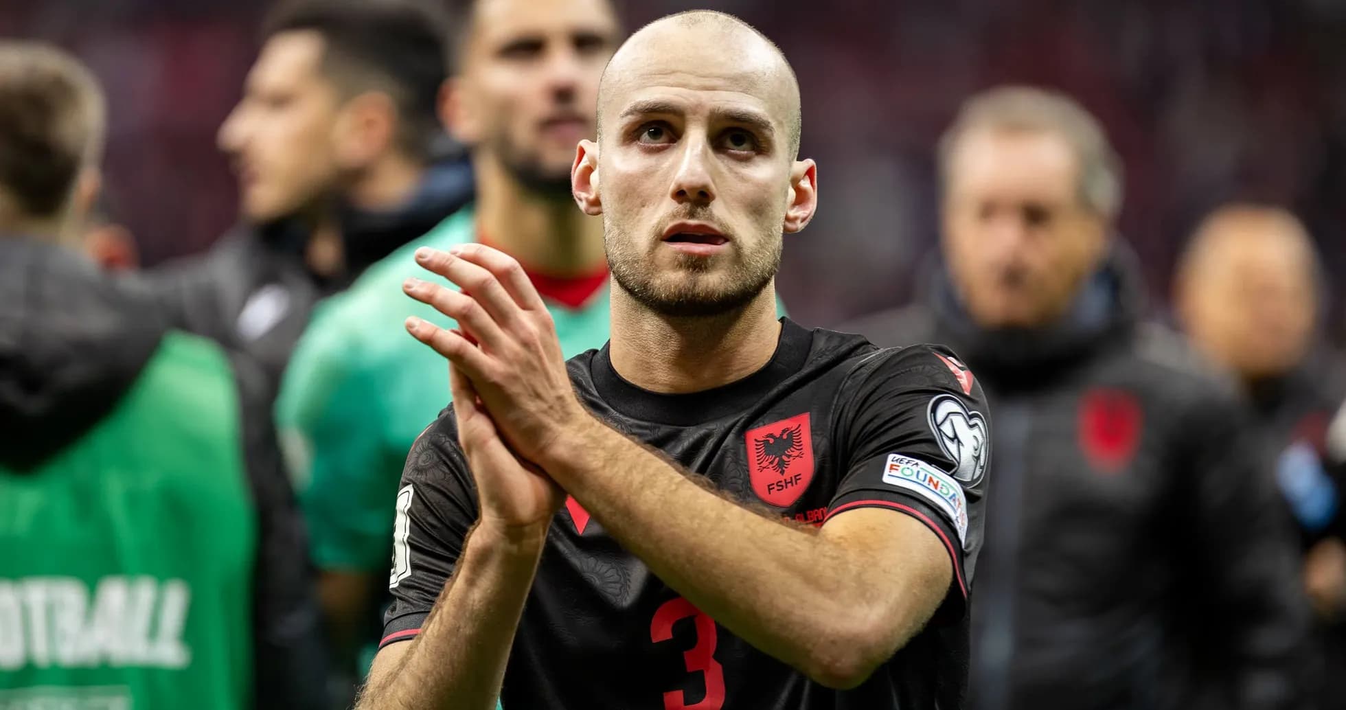 Jugador aplaudiendo tras el partido con Albania Jugador aplaudiendo tras el partido con Albania