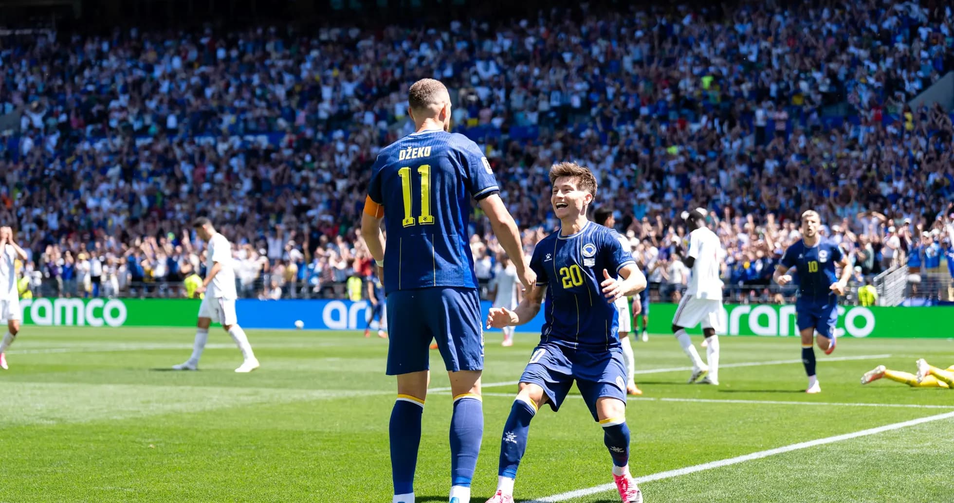 Džeko y jugador celebrando un gol en Seattle Džeko y jugador celebrando un gol en Seattle