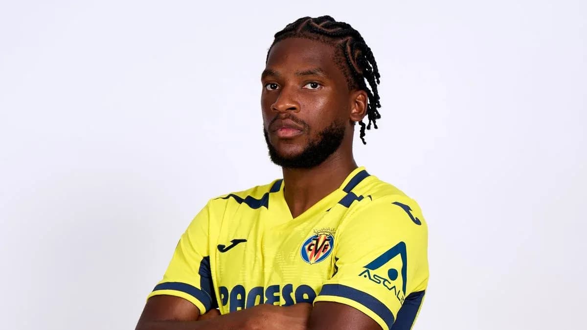 Jugador de Villarreal posando con camiseta amarilla Jugador de Villarreal posando con camiseta amarilla