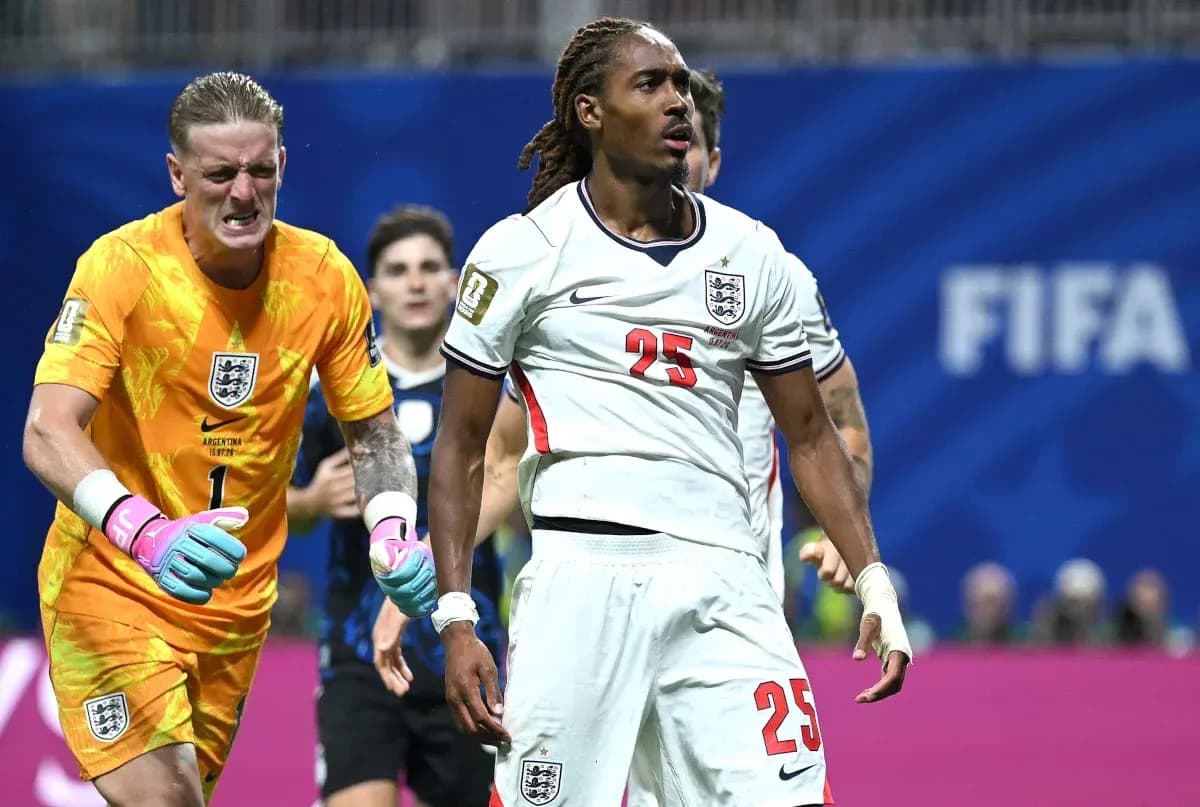Jugadores de Inglaterra en acción durante el partido Jugadores de Inglaterra en acción durante el partido
