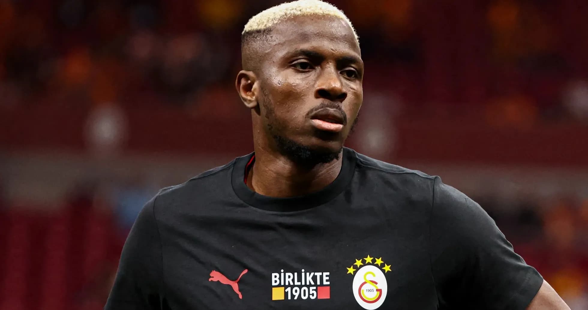 Jugador de Galatasaray en calentamiento previo al partido Jugador de Galatasaray en calentamiento previo al partido