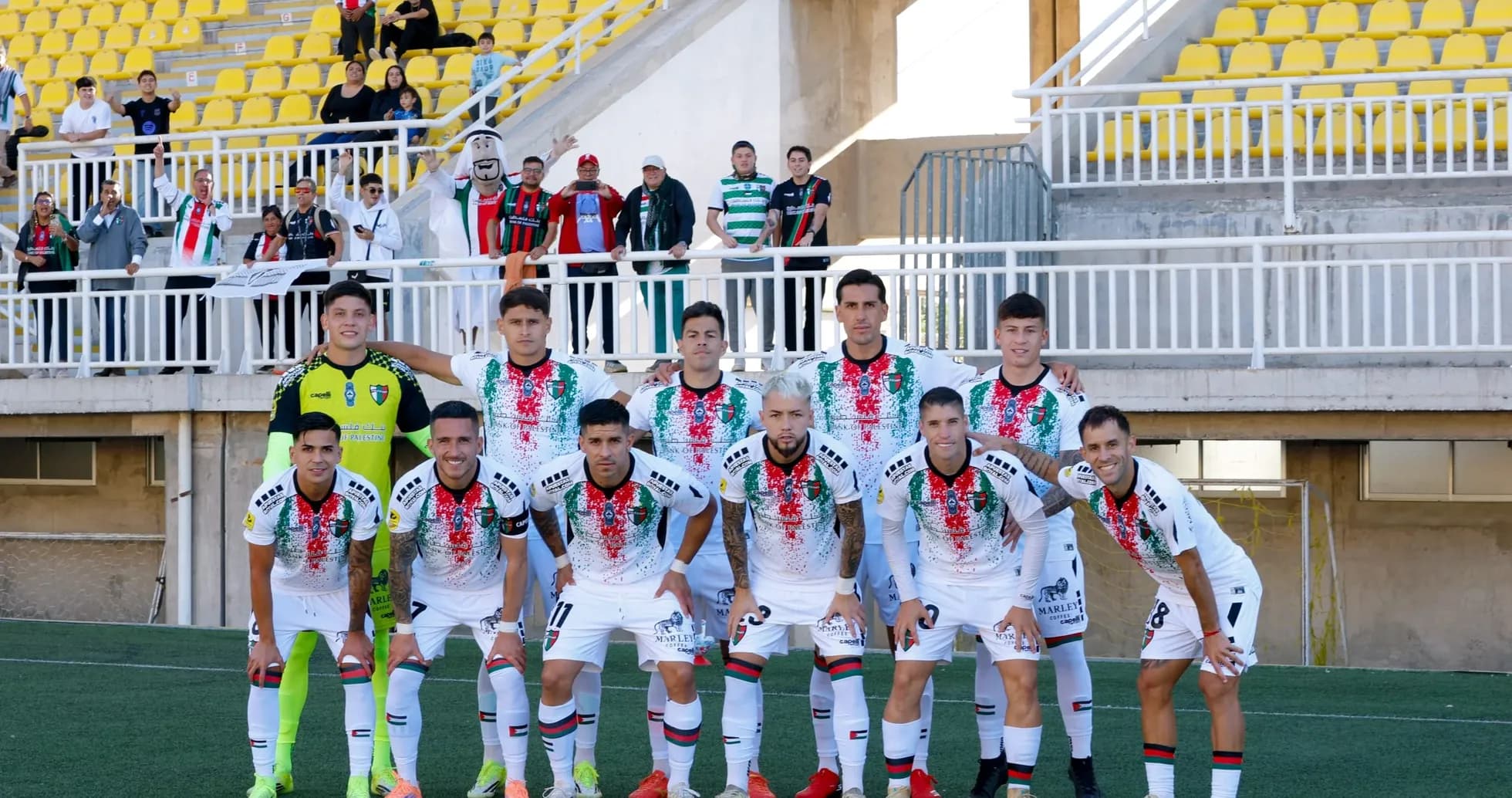 Equipo de Palestino posando antes del partido Equipo de Palestino posando antes del partido