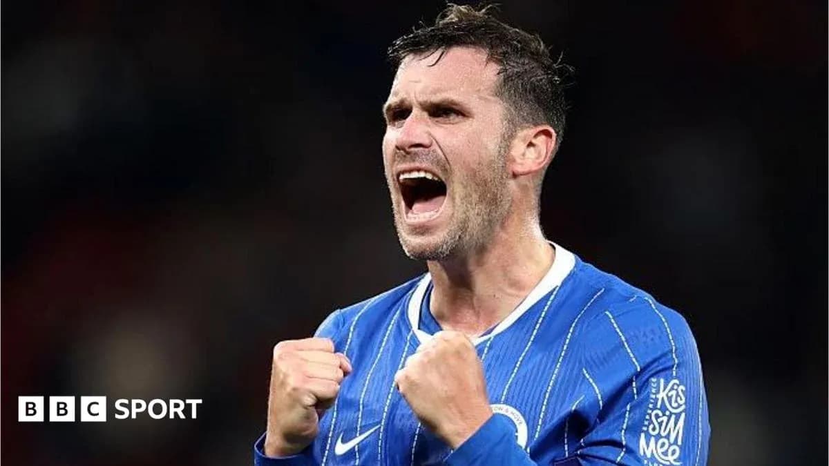Jugador celebrando con puños cerrados en camiseta azul Jugador celebrando con puños cerrados en camiseta azul