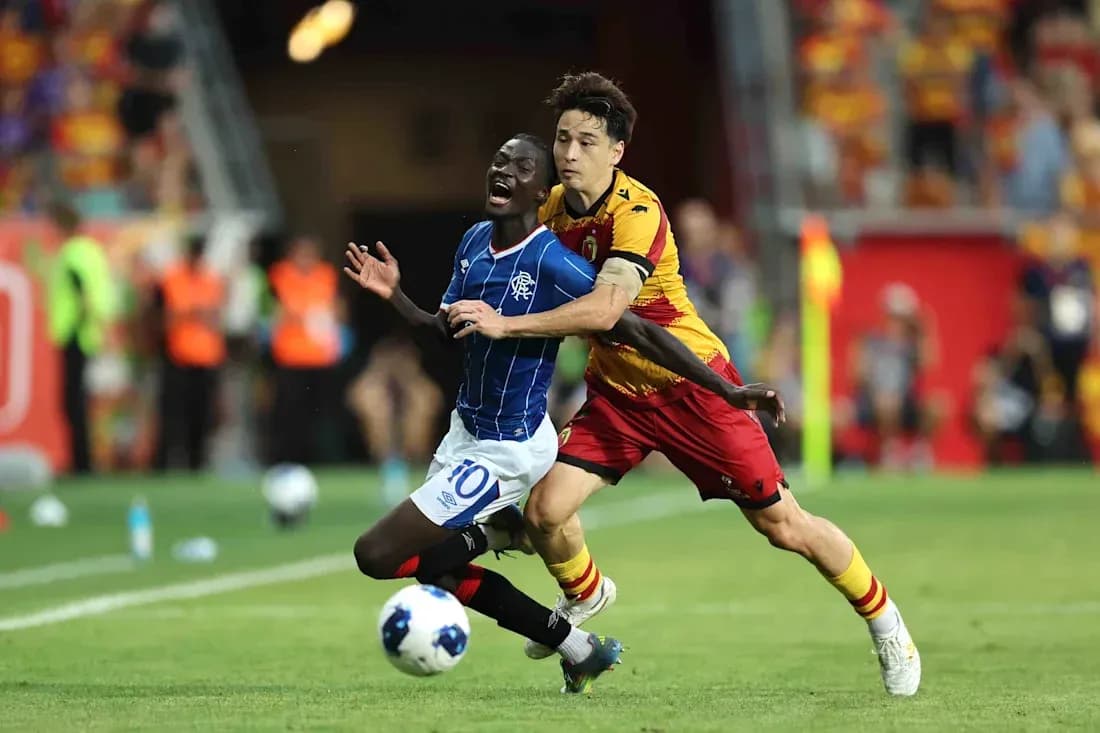 Jugadores compitiendo en el partido Jagiellonia vs Rangers Jugadores compitiendo en el partido Jagiellonia vs Rangers