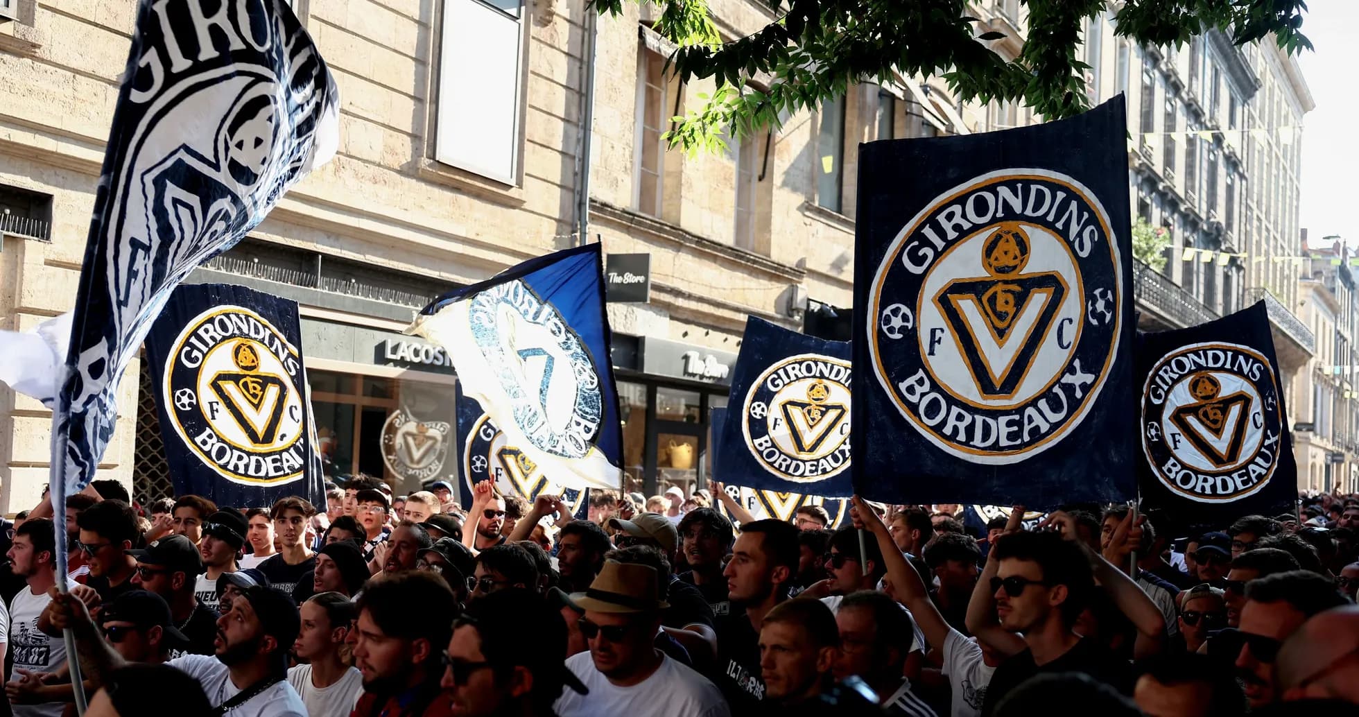 Aficionados de Girondins de Bordeaux con banderas Aficionados de Girondins de Bordeaux con banderas