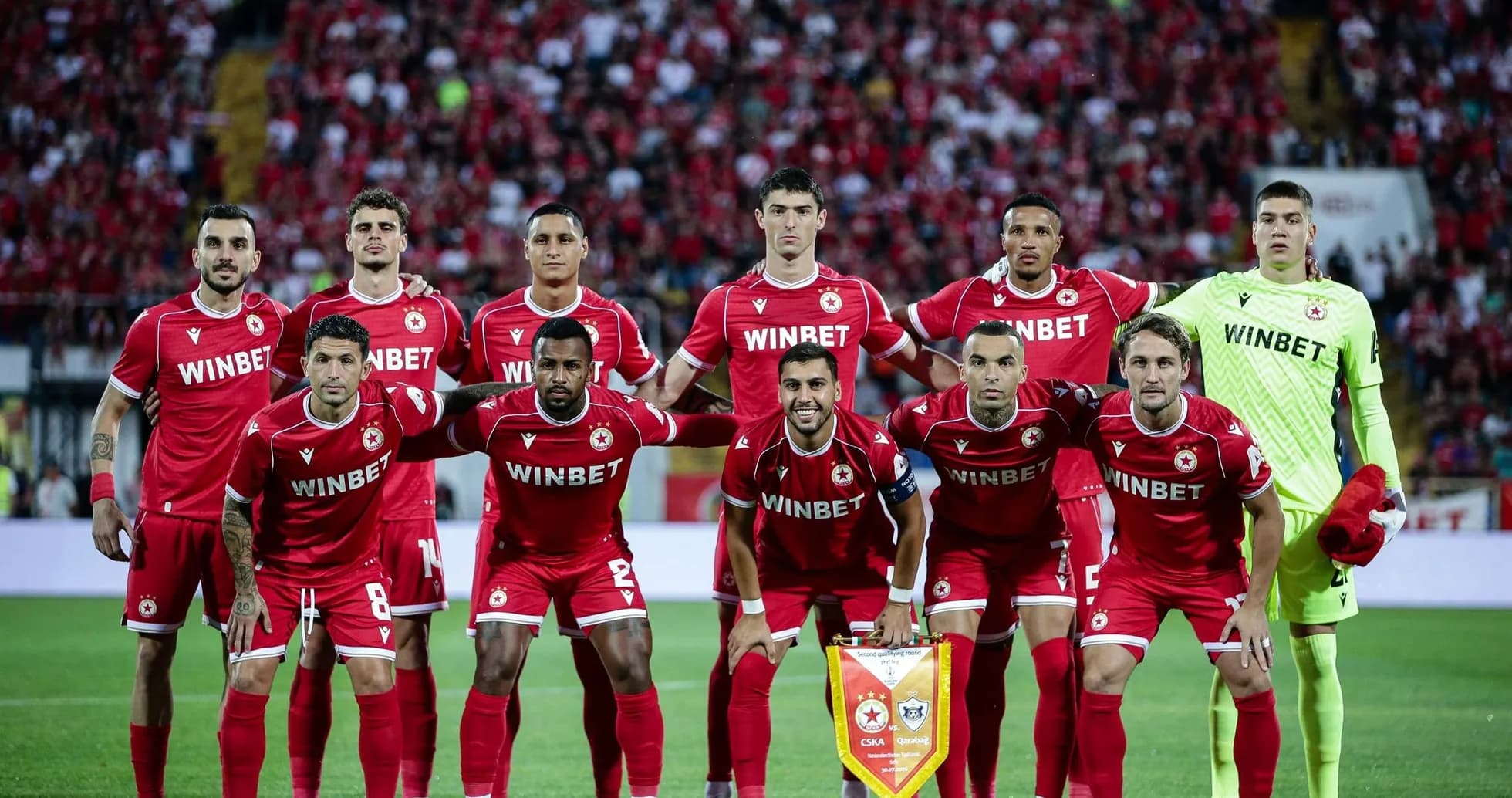 Equipo de CSKA Sofia posando en el campo Equipo de CSKA Sofia posando en el campo
