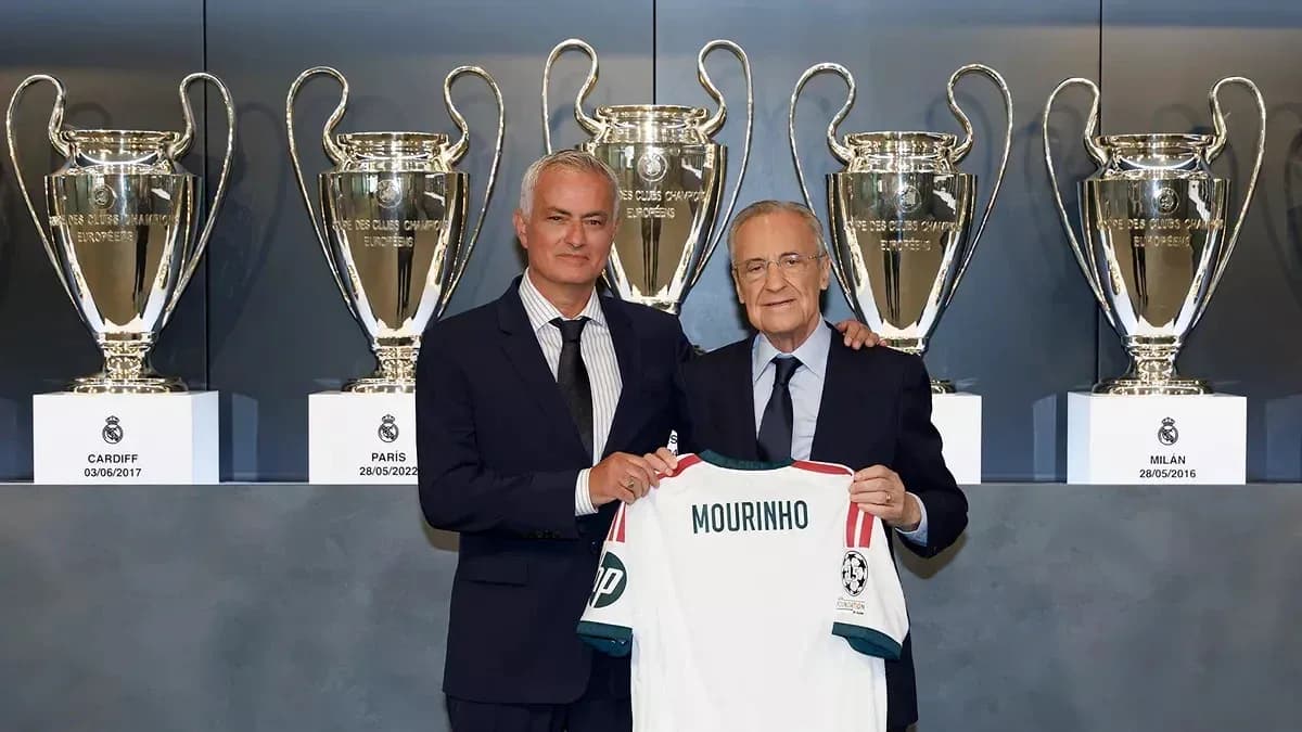 Mourinho y presidente del club mostrando camiseta Mourinho y presidente del club mostrando camiseta