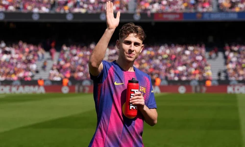 Jugador de Barcelona saludando desde el campo Jugador de Barcelona saludando desde el campo