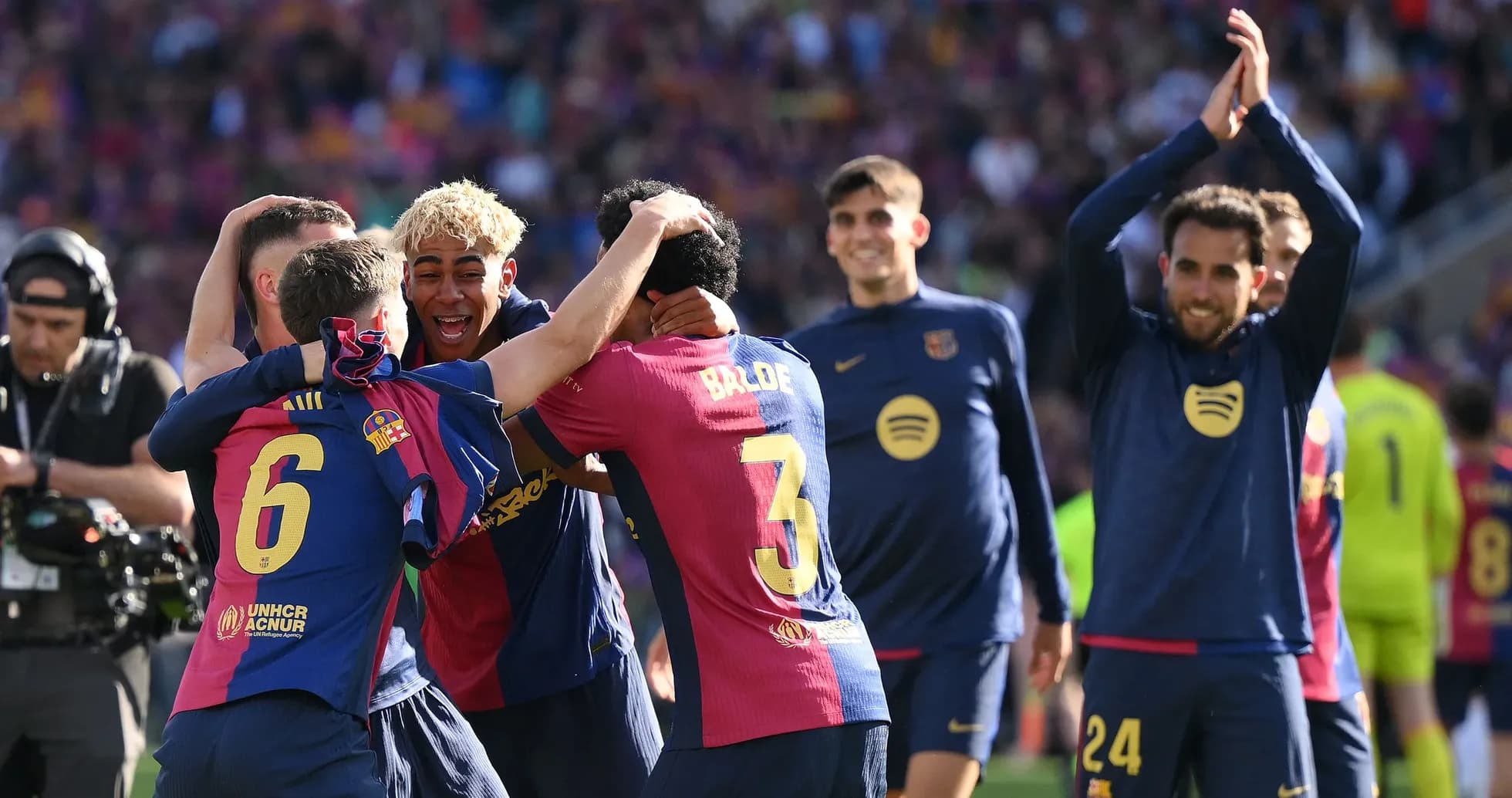 Jugadores del Barcelona celebrando una victoria juntos Jugadores del Barcelona celebrando una victoria juntos